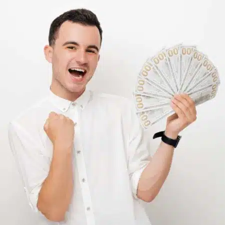 A Full-Ride Scholarship Winner Shares His 7 Best Tips to Earn College Money