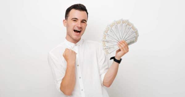 A Full-Ride Scholarship Winner Shares His 7 Best Tips to Earn College Money