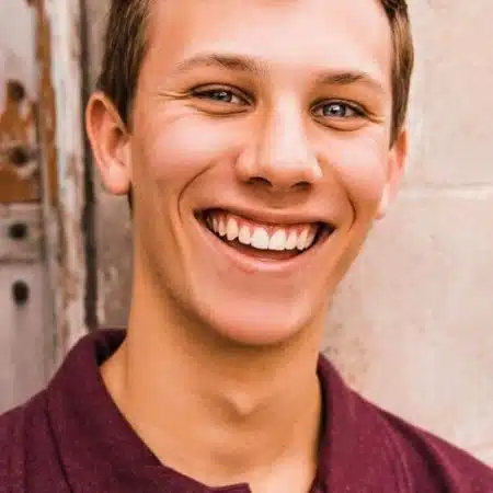 A Full-Ride Scholarship Winner Shares His 7 Best Tips to Earn College Money